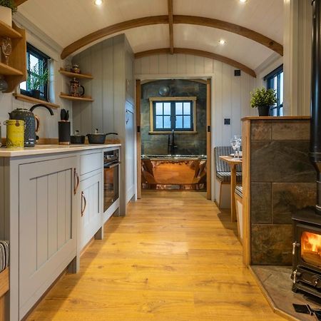 Monkwood Shepherds Hut - Ockeridge Rural Retreats Worcester Exterior photo