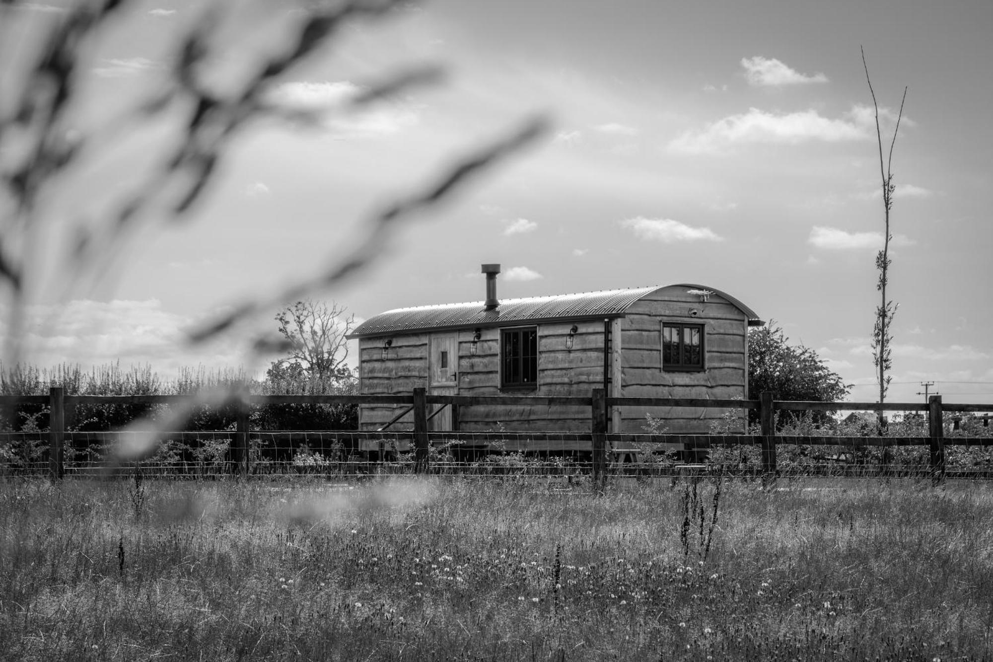 Monkwood Shepherds Hut - Ockeridge Rural Retreats Worcester Exterior photo